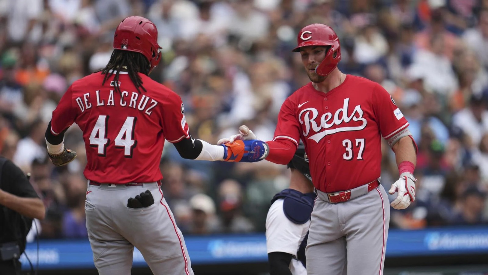 En la foto, Elly de la Cruz saluda a Tyler Stephenson, quien conectó un grand slam