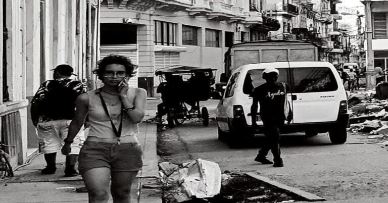 En la foto, una imagen en blanco y negro de una calle de Cuba