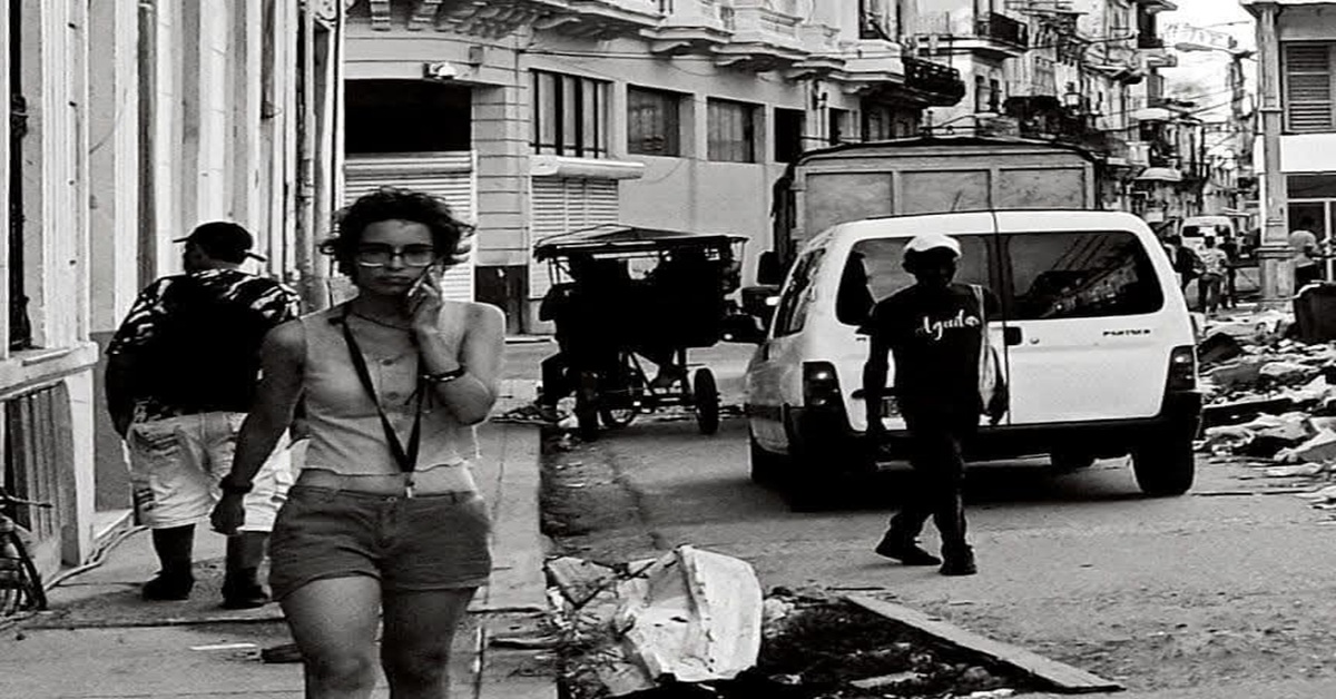 En la foto, una imagen en blanco y negro de una calle de Cuba