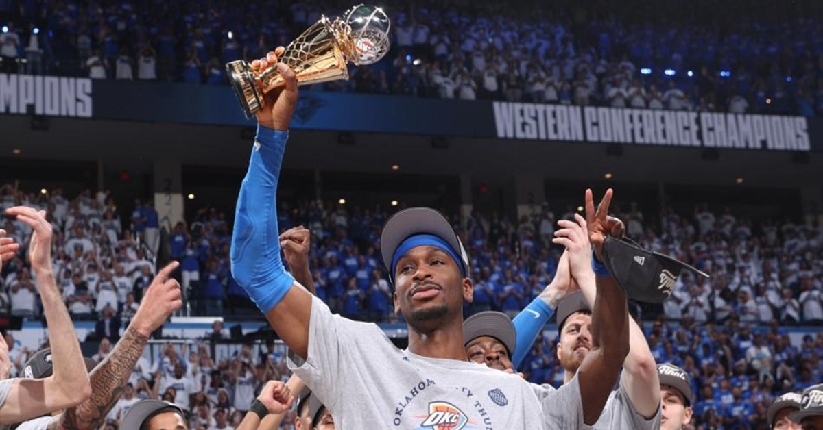 en la foto, Shai Gilgeous-Alexander celebra su temporada