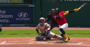 En la foto, el boricua Carlos Santana pega Grand Slam