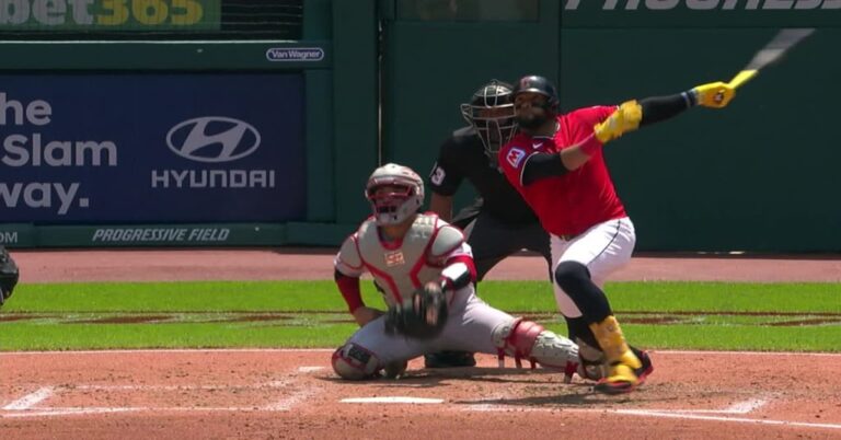 En la foto, el boricua Carlos Santana pega Grand Slam