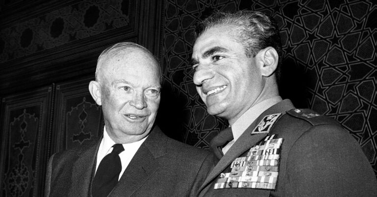 En la foto, el expresidente Eisenhower y el otora Shah de Irán