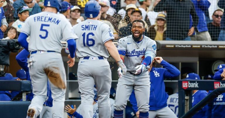 En la foto, Will Smith es recibido por sus compañeros tras pegar jonrón