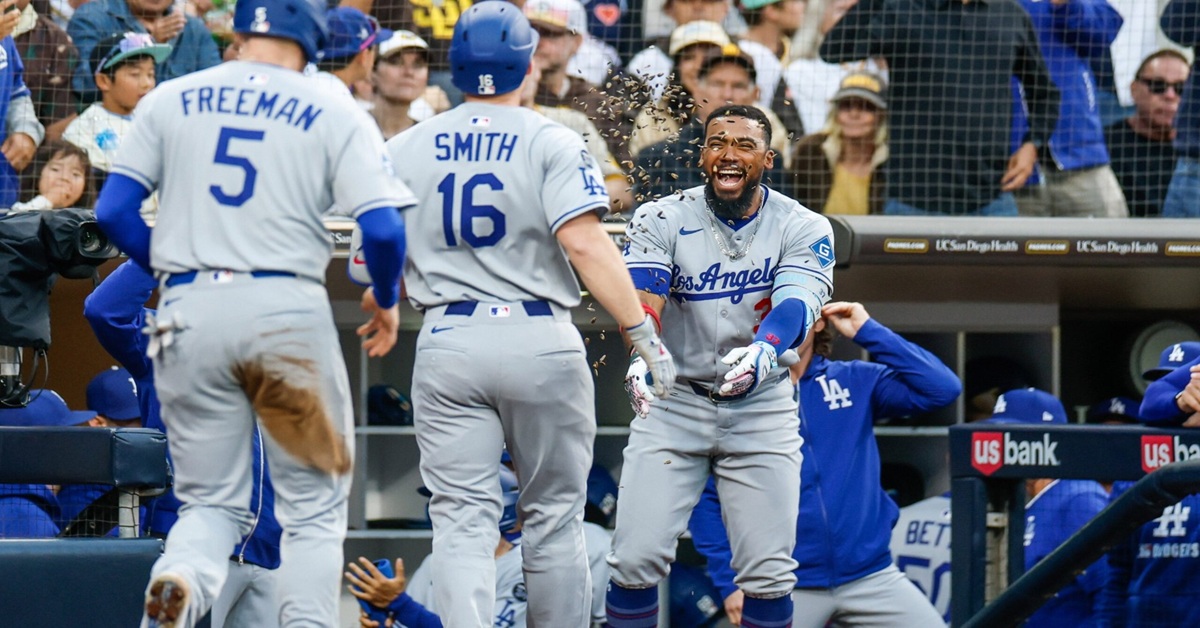 En la foto, Will Smith es recibido por sus compañeros tras pegar jonrón