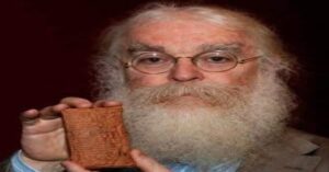 En la foto, el Dr. Irving Finkel,, sostiene la tablilla de arcilla