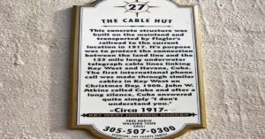 En la foto, la tarja que recuerda la primera llamada de Estados Unidos al exterior