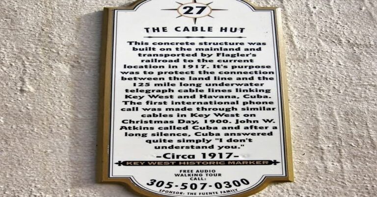 En la foto, la tarja que recuerda la primera llamada de Estados Unidos al exterior