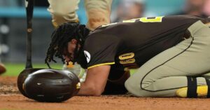 En la foto, Fernando Tatis después de recibir un pelotazo