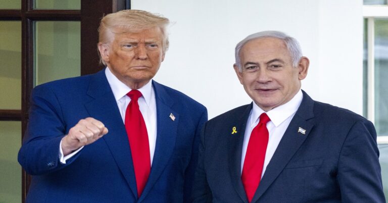 En la foto, el presidente Trump y el premier Israelí Benjamín Netanyahu
