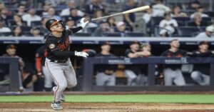 En la foto, Ramón Urías batea jonrón contra Yankees