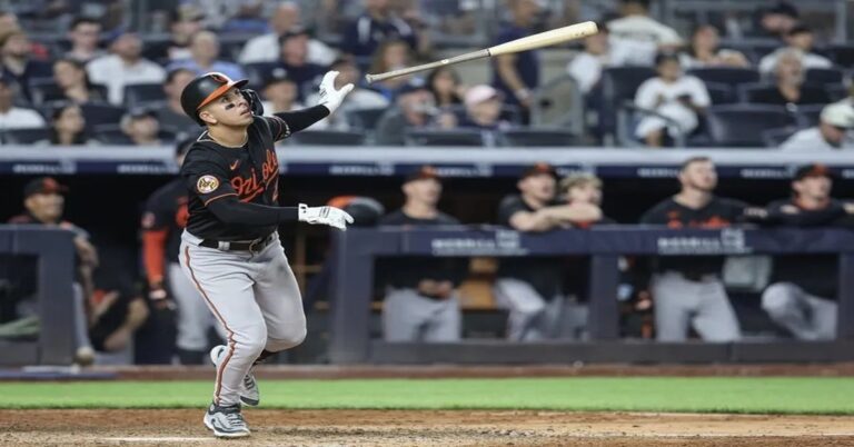 En la foto, Ramón Urías batea jonrón contra Yankees