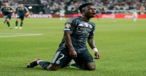 En la fdoto, Vinicius celebra su gol al Salzburgo