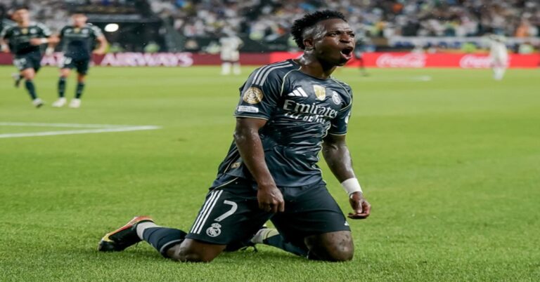 En la fdoto, Vinicius celebra su gol al Salzburgo