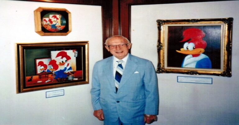En la foto, Stanley Kubrick rodeado de cuadros de Woody