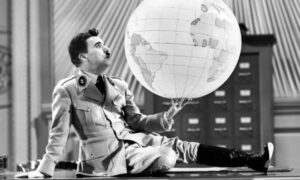 En la foto, un hombre sujeta un globo terráqueo por un polo y mira al otro