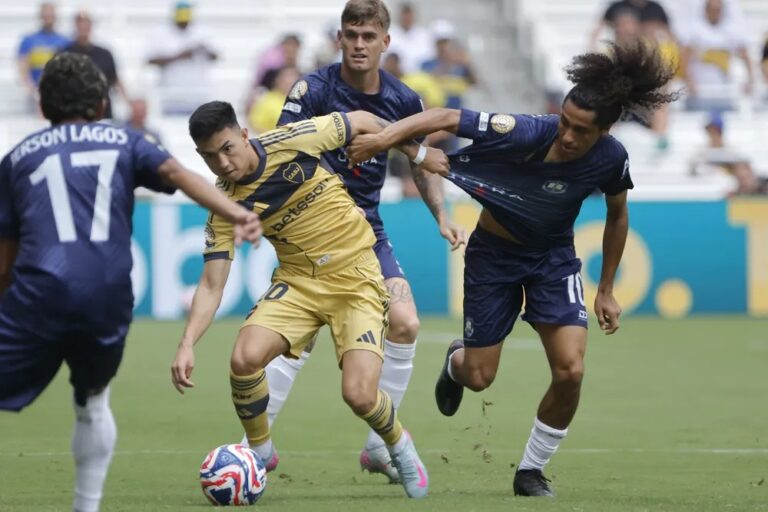 En la foto, momento del partido entre Boca Juniors y Auckland