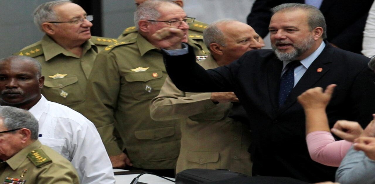 En la foto, Manuel Marrero, rodeadod e militares