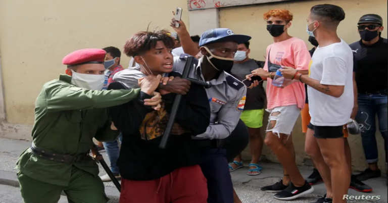 En la foto, policías cubanos reprimen a un menor por manifestarse
