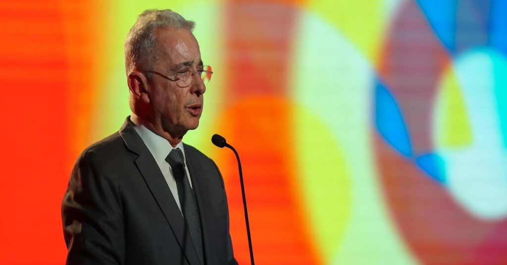 Uribe ve una 'naciente dictadura' en Colombia y la comparó con Cuba