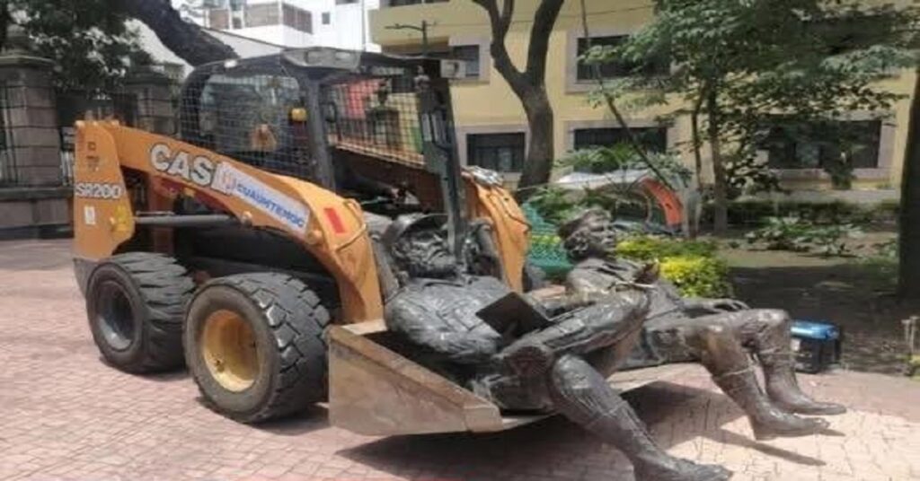 En la foto, una excavadora carga unas estatuas de Fidel Castro y Che Guevara en México, para botarlas