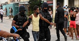 En la foto, fuerzas afines al castrismo reprimen a manifestantes del 11 de julio de 2021