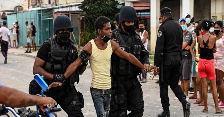 En la foto, fuerzas afines al castrismo reprimen a manifestantes del 11 de julio de 2021