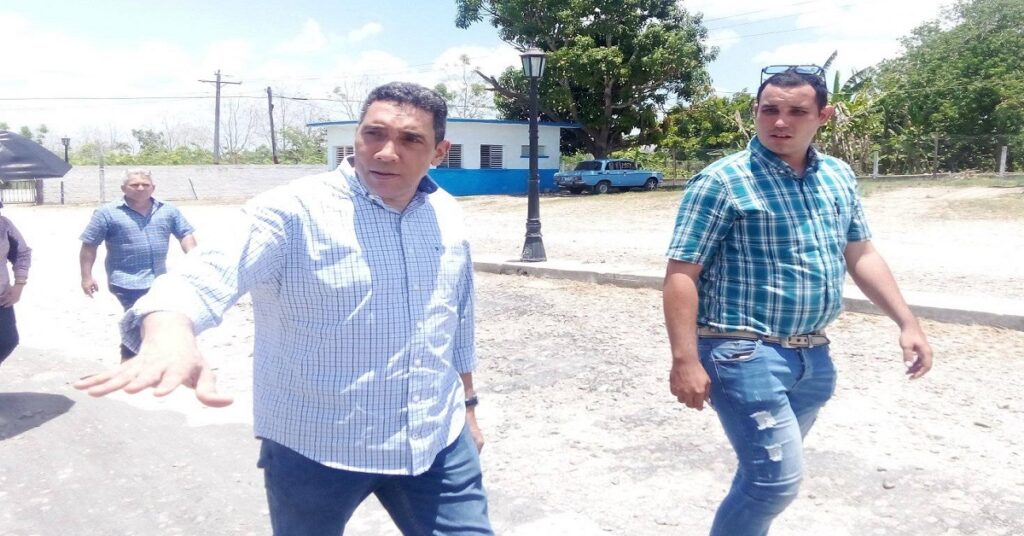 En la foto, a la izquierda, el ministro de Transporte de Cuba, Eduardo Rodríguez Dávila