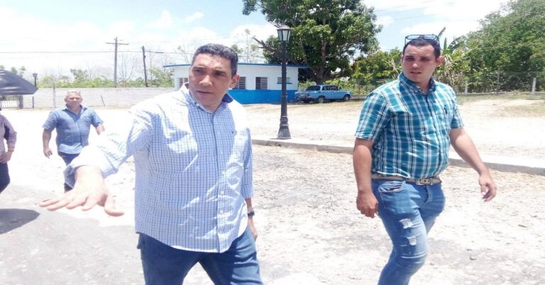 En la foto, a la izquierda, el ministro de Transporte de Cuba, Eduardo Rodríguez Dávila