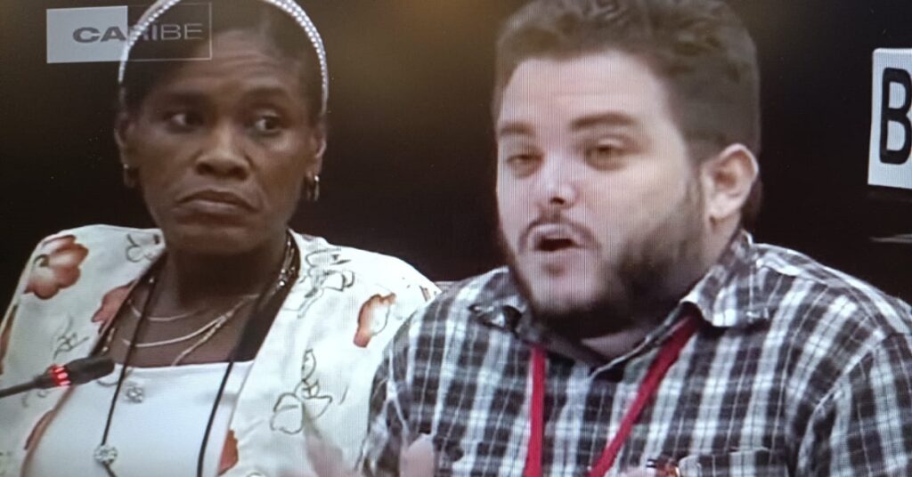 Teatro del consenso 4 En la foto, un parlamentario habla en la Asamblea Nacional de Cuba