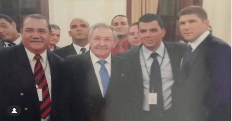 En la foto, entre Raúl Castro y El Cangrejo, Jorge Javier Rodríguez Cabrera