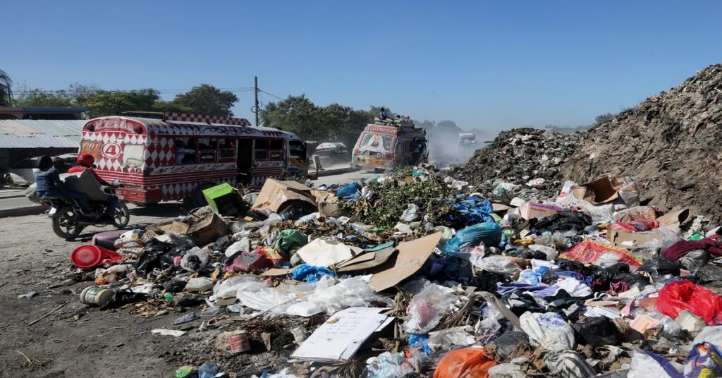 ¿Será Cuba el nuevo Haití del Caribe? 7 En la foto, calle de Haití atestada de basura