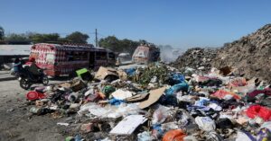 En la foto, calle de Haití atestada de basura