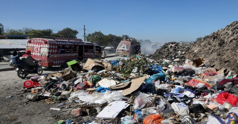 En la foto, calle de Haití atestada de basura