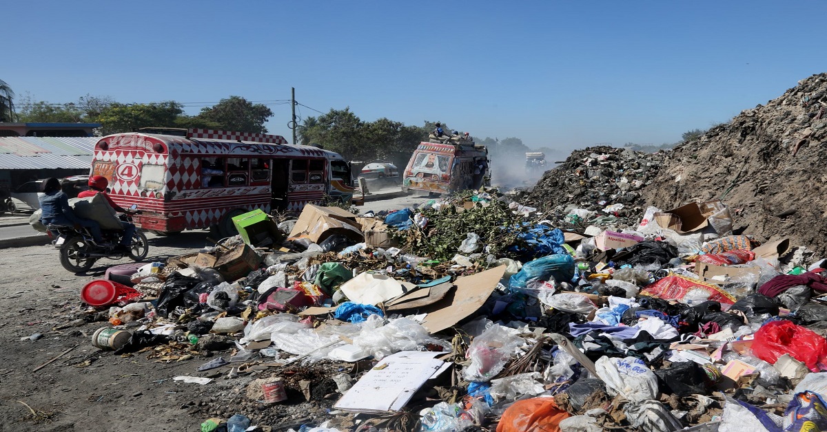 En la foto, calle de Haití atestada de basura