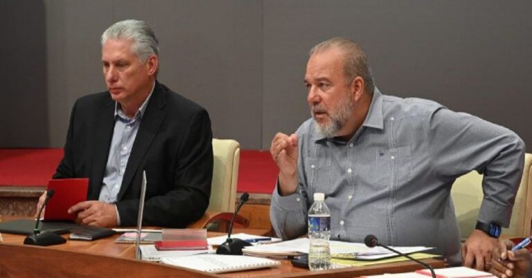 En la foto, Manuel Marrero y Miguel Díaz-Canel