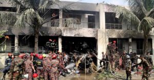 En la foto, la escuela de Bangladesh golpeada por la caída de un avión