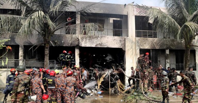 En la foto, la escuela de Bangladesh golpeada por la caída de un avión