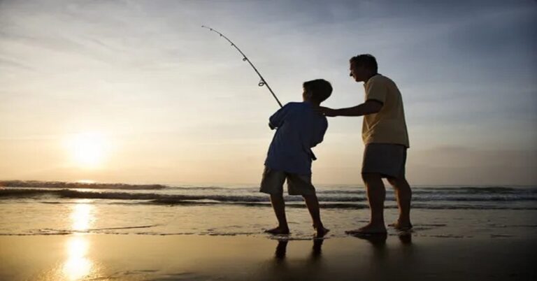 En la foto, un hombre y un niño pescando