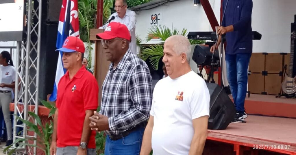 Mayabeque, de un ridículo en otro 3 En la foto, dirigentes en el acto de Nueva Paz, encabezado por Salvador Valdés Mesa.