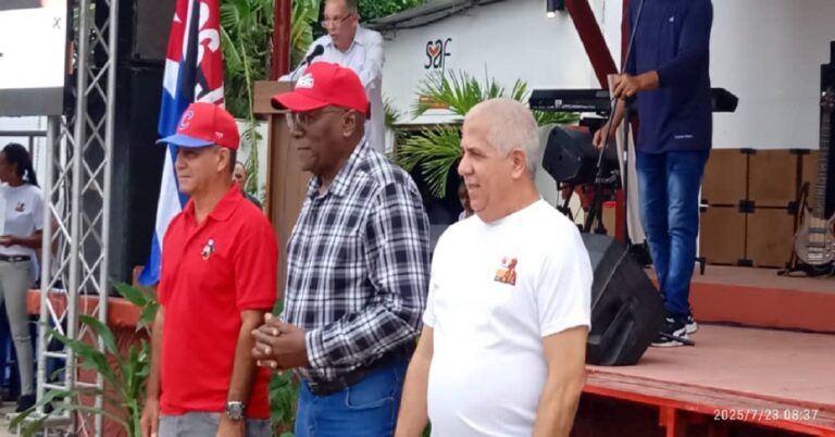 En la foto, dirigentes en el acto de Nueva Paz, encabezado por Salvador Valdés Mesa.