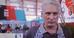 En la foto, momento en que Díaz-Canel habla a la prensa de perfeccionar el socialismo