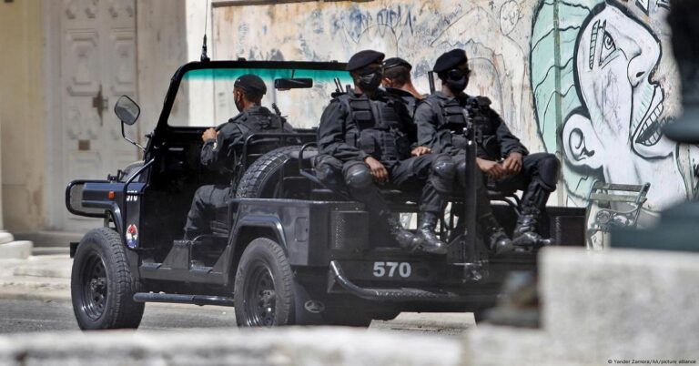 En la foto, Boinas Negras por las calles de Cuba