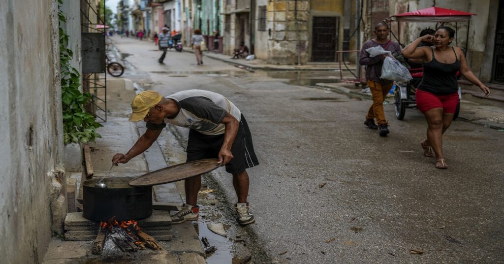 En la foto, una calle de La Habana un día cualquiera