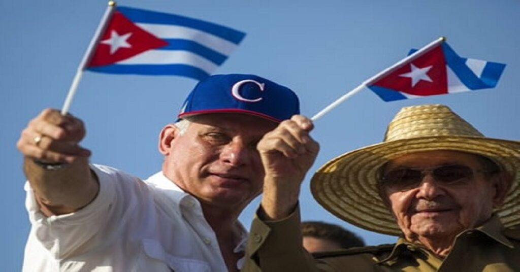 En la foto, Raúl Castro y Díaz-Canel