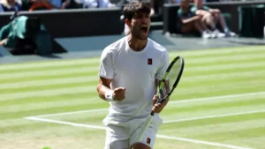 En la foto, alcaraz festeja un punto ante Taylor Fritz