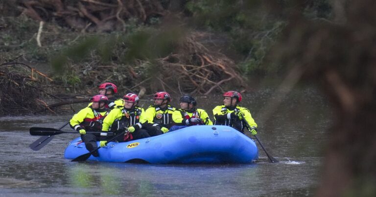 En la foto, militares turcos trabajan en la búsqueda y evacuación de sus compañeros