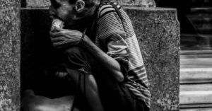 En la foto, una anciana come de la basura en Cuba