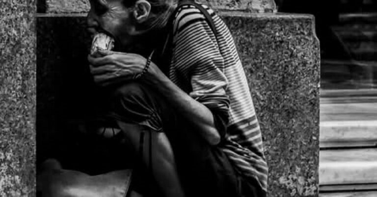 En la foto, una anciana come de la basura en Cuba