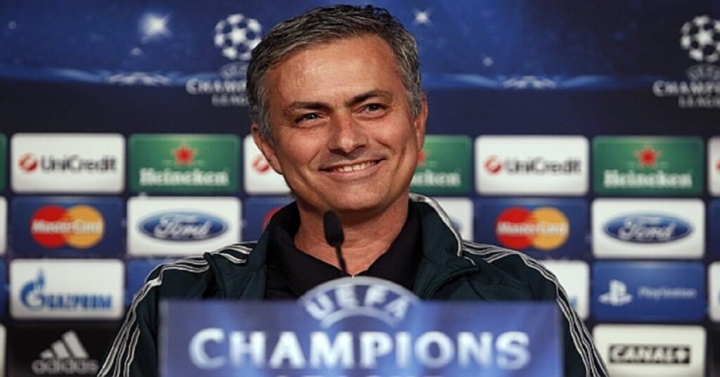 En la foto, Mourinho ríe en una rueda de prensa